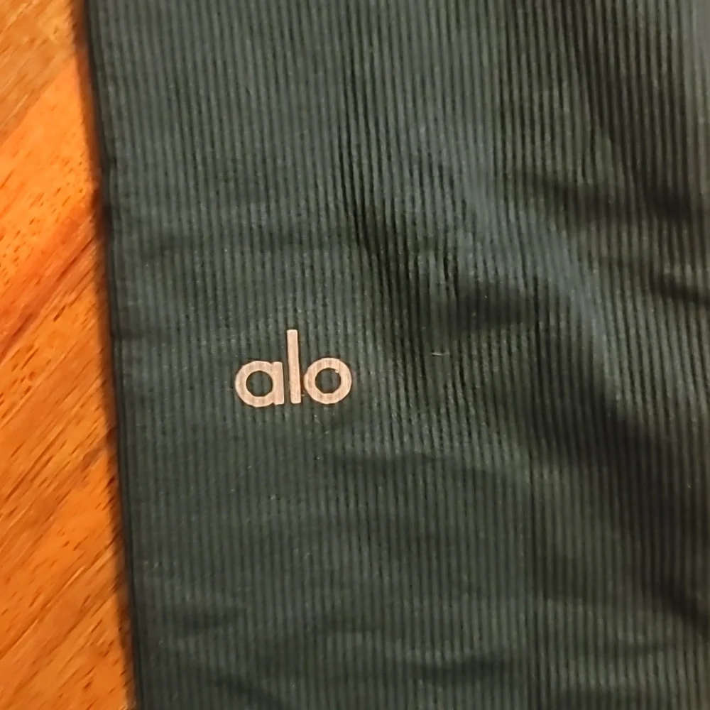 ALO Yoga reposhing this